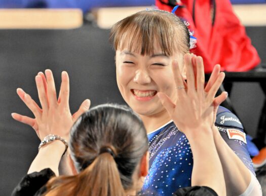 ハイタッチする宮田笙子選手